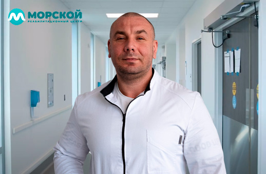 Плюсы обращения в Морской рехаб Врач в белом халате в коридоре клиники